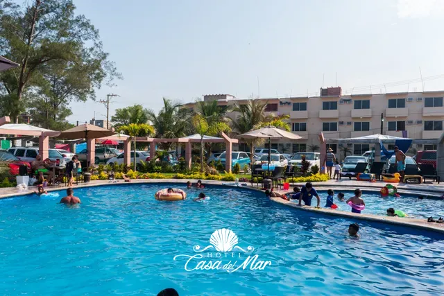 La alberca exterior, a unos pasos de la playa · Hotel Casa del Mar