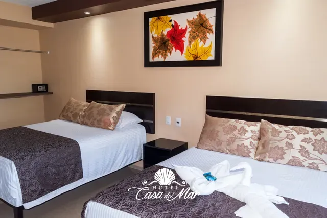 Las dos camas matrimoniales de la habitación doble · Hotel Casa del Mar