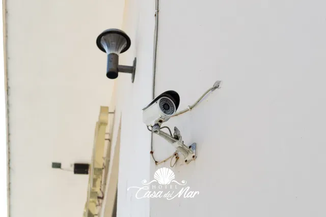 Cámara de seguridad en las instalaciones · Hotel Casa del Mar